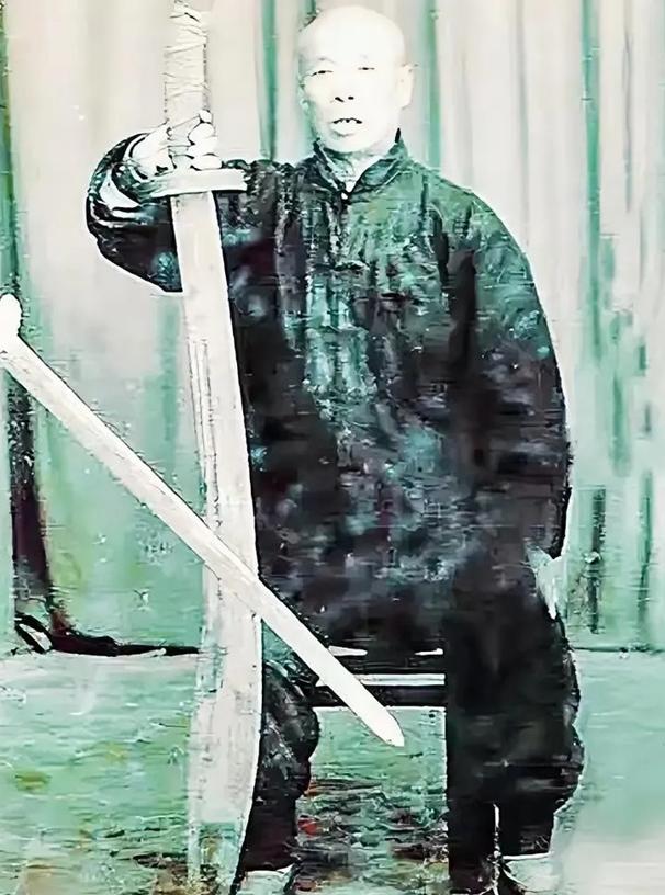 1944年，日军抓来3个女子，让一个77岁的病老汉看守，老汉点头答应，突然趁日军