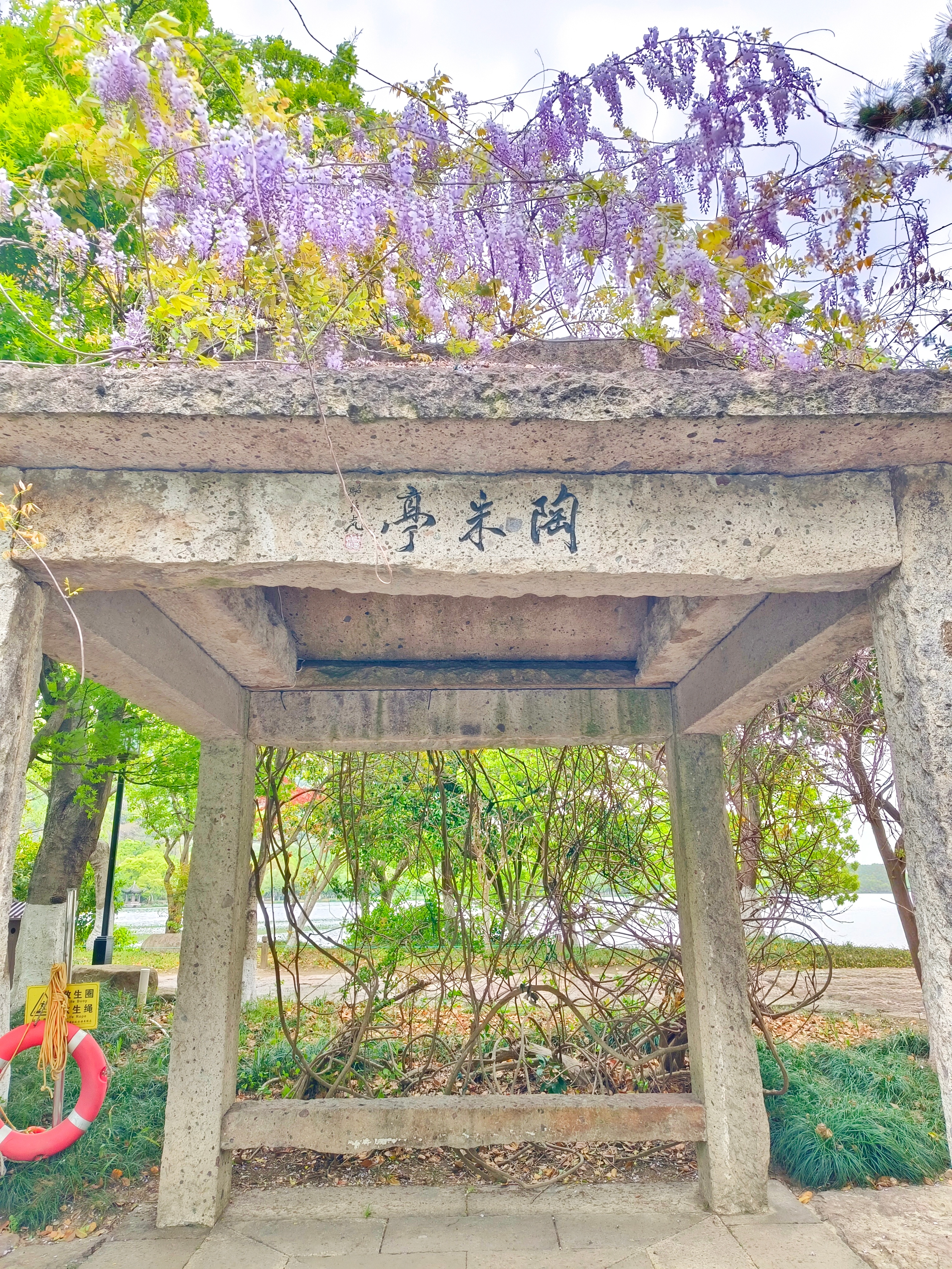 《越王城山》湘湖之畔，青山如黛，一座看似不起眼的山峦静立于此，它没有名山大川的巍