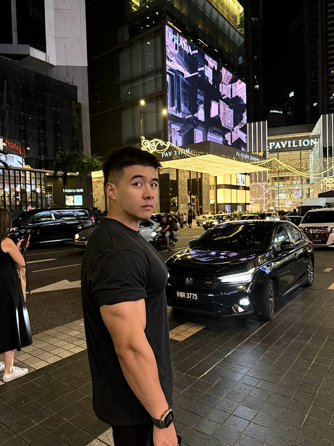 东张西望的要抓小狗回家