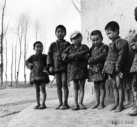 新华社记者黎枫在1958年冬季拍下一组纪实画面，拍摄地点位于甘肃省武威县一处农场