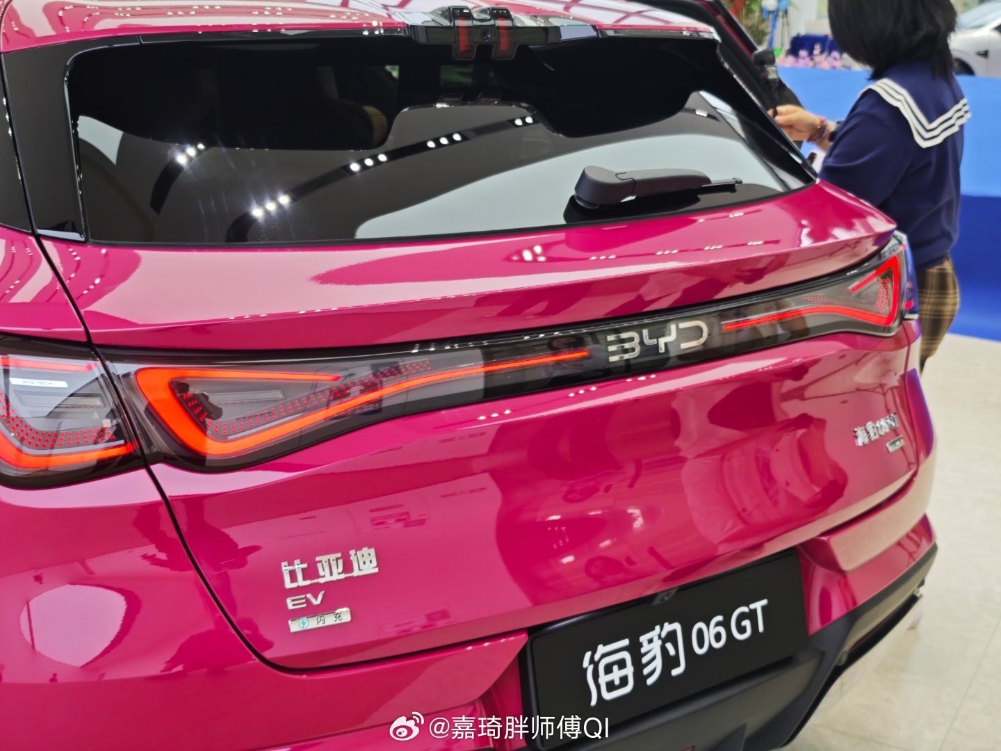 昨天发布会太匆忙，今天在店里仔细看来一下这波西亚玫红的海豹06GT，真的很惊艳，