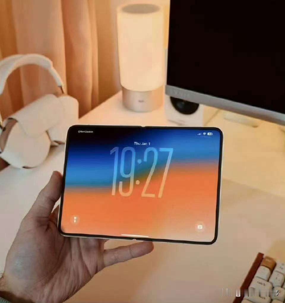 iPhone Fold 定档2026年秋季，现已进入量产筹备阶段。

该机采用书