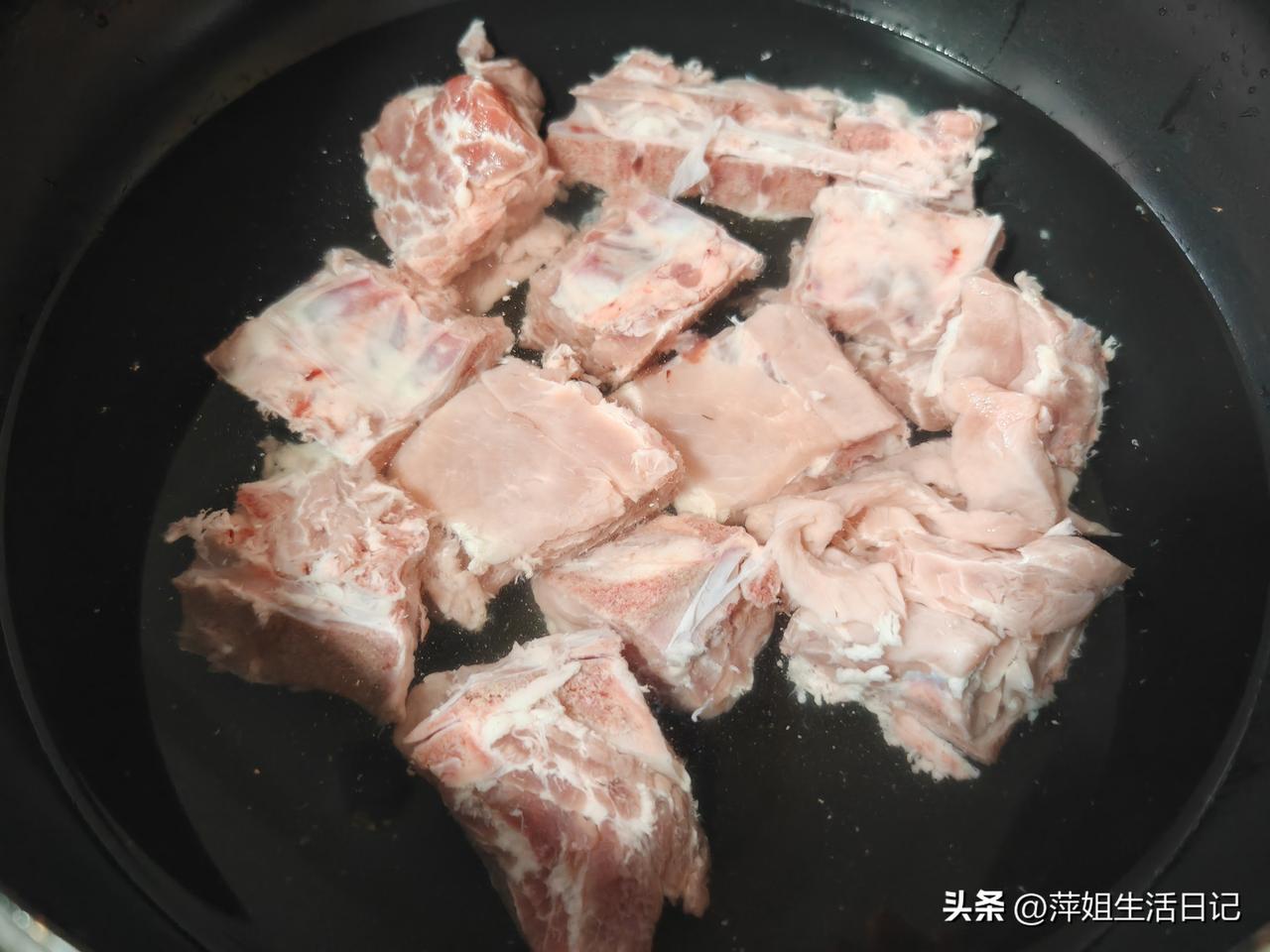我和老公的晚餐分享～
昨天在早市上买了青色和红色的大萝卜，花了2.5元钱。

下