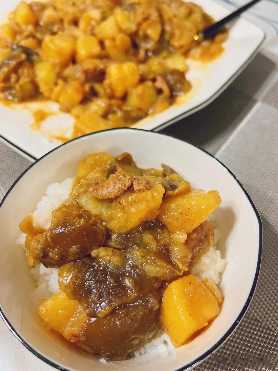 #记录我的2023# 
茄子炖土豆
土豆，茄子，大蒜，香菜
.
土豆，茄子切片（