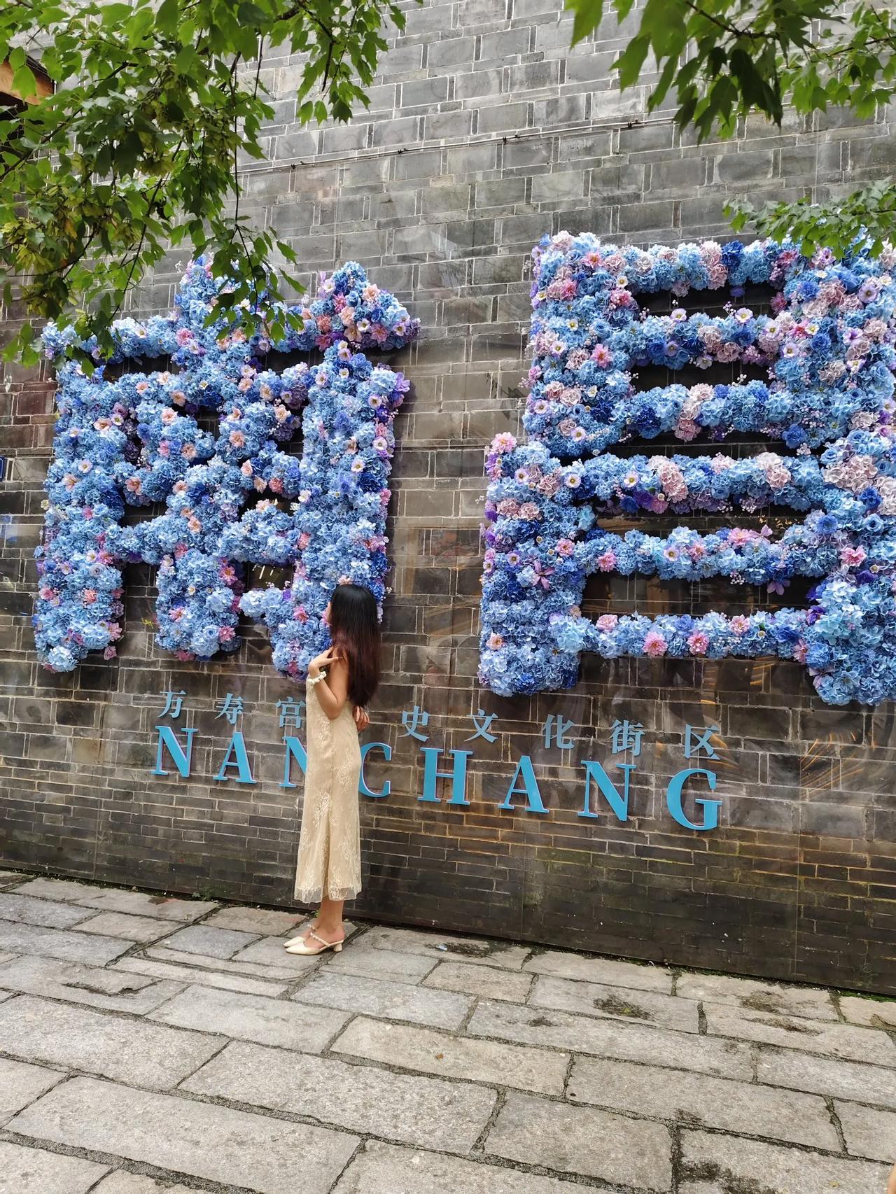 床车自驾游的第1000天，我在南昌花了23元租了一个床位，就在万寿宫旁边，这可是