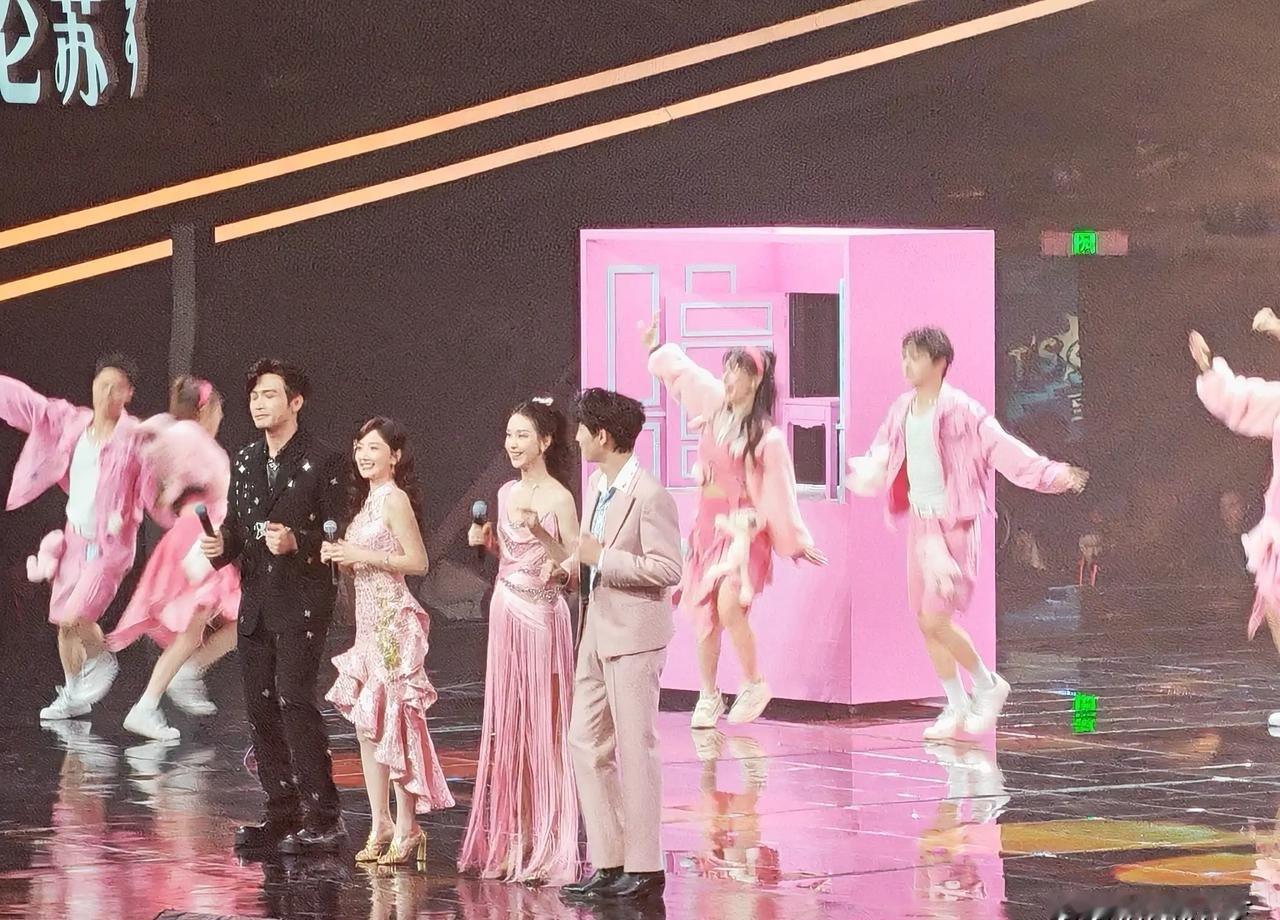 当所有人都在讨论流量明星的假唱时，毛晓彤用3分钟的真唱舞台撕开了内娱的遮羞布。