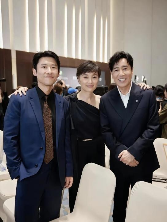 王骁、吳越和于和伟仨人站一块，就是演技派天团！

照片中的王骁看着挺帅的，毕竟妈