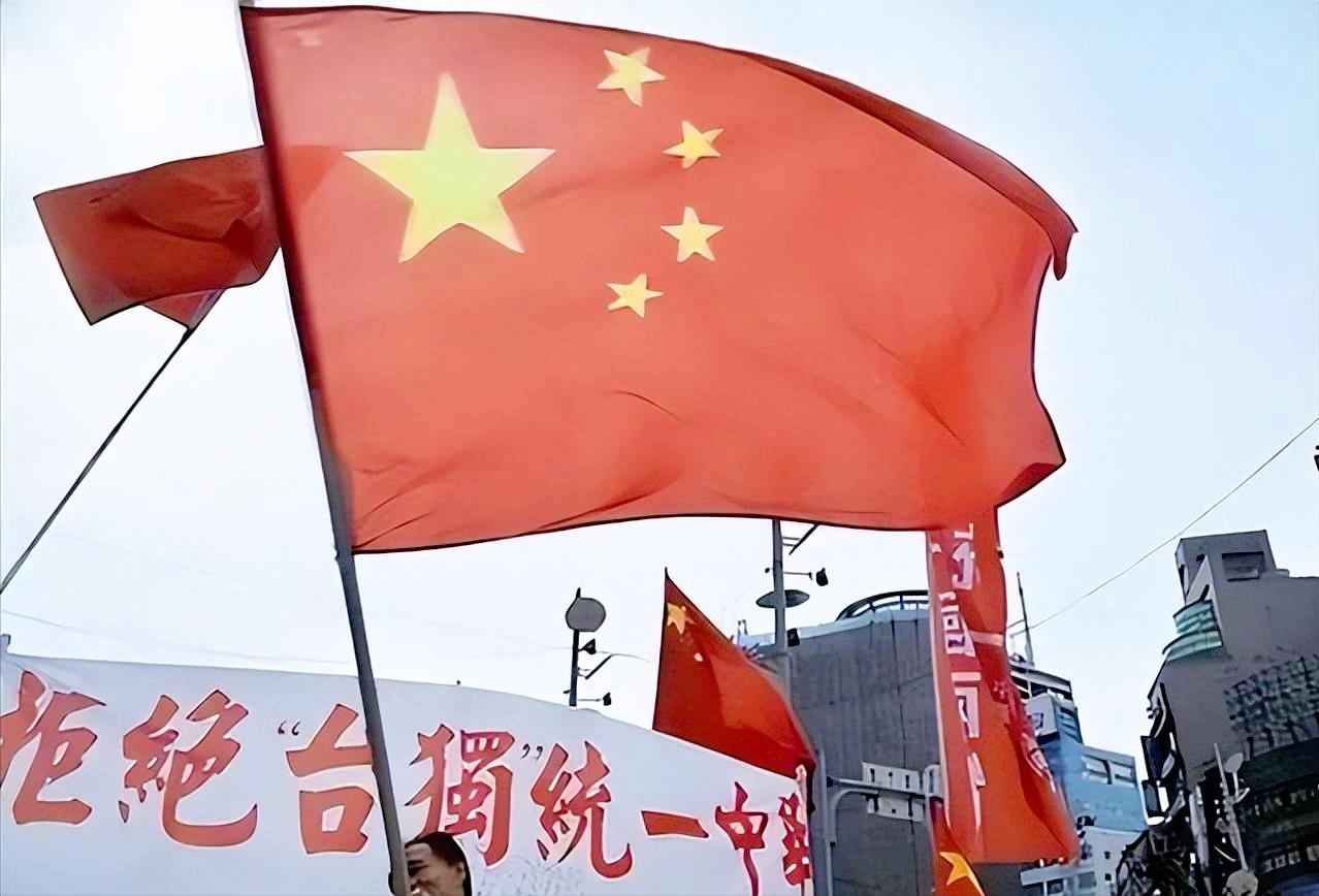 台湾政客还在台上喊“抗中保台”，岛内老百姓已经用脚投票了。
 
就在刚才，国台办