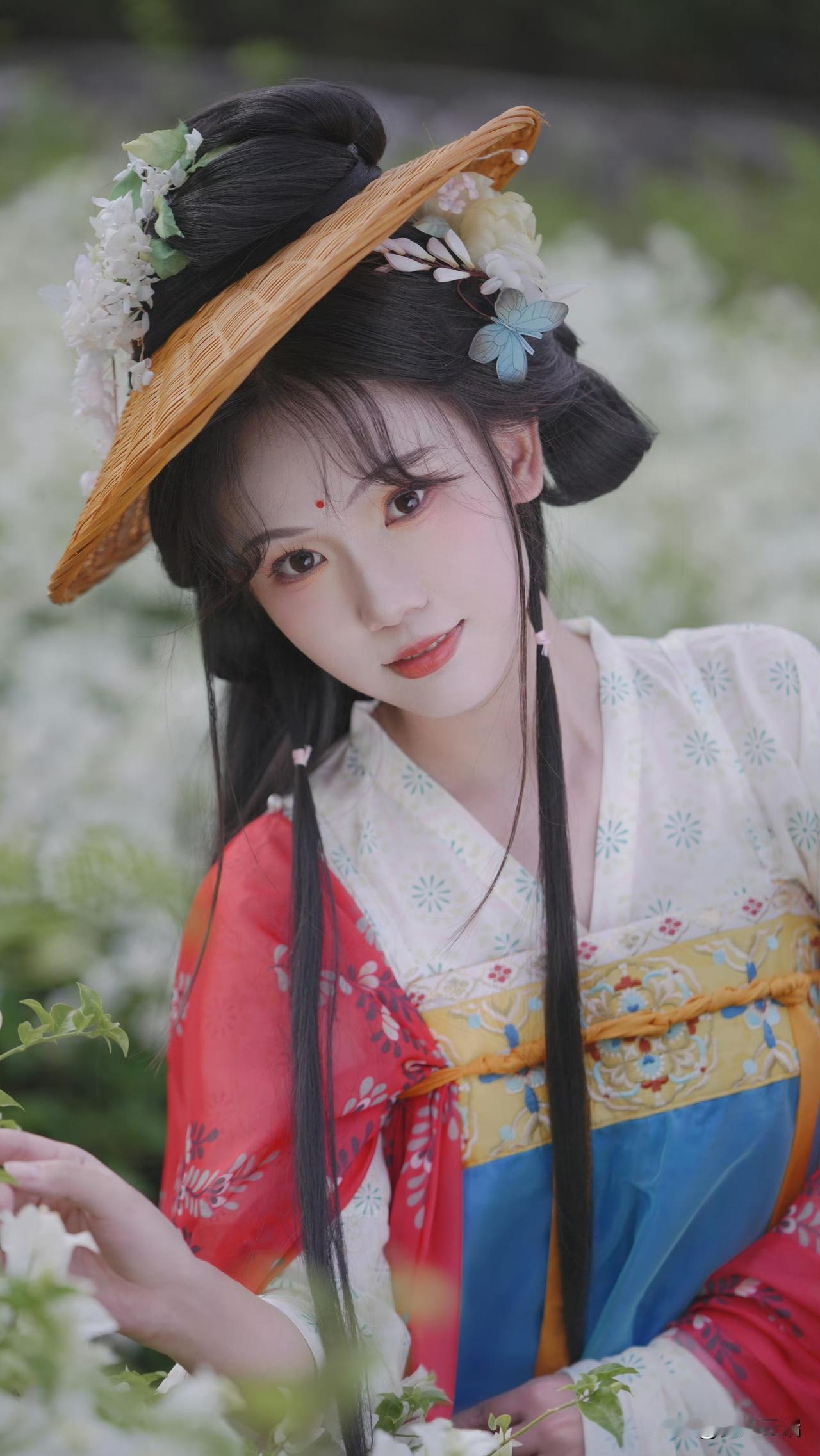 古风少女花间漫步，美如画卷。