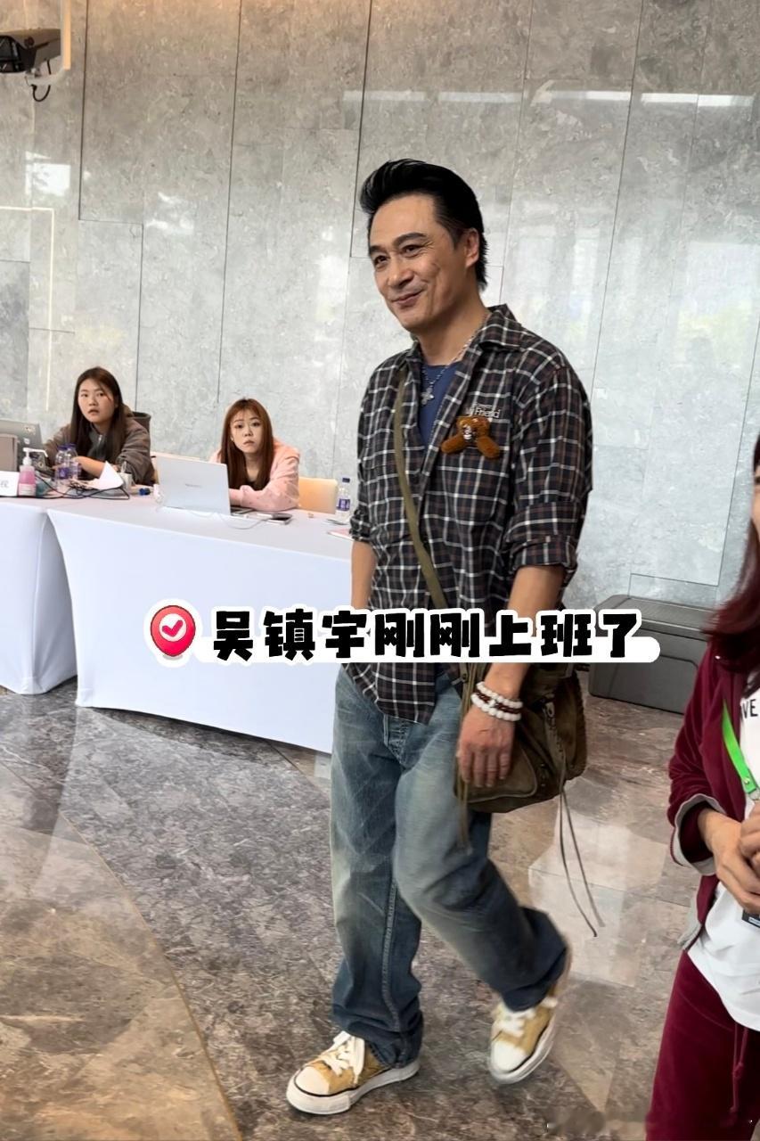 吴镇宇边上班边叹气无限超越班 原来吴镇宇上班也这样！进门先叹一口气，满脸写着“又