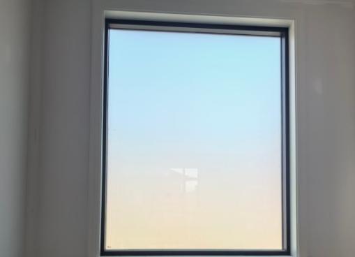 上个月去上海出差，借住朋友家。一进门我就愣住了：客厅没窗帘？阳台没布帘？卧室也没