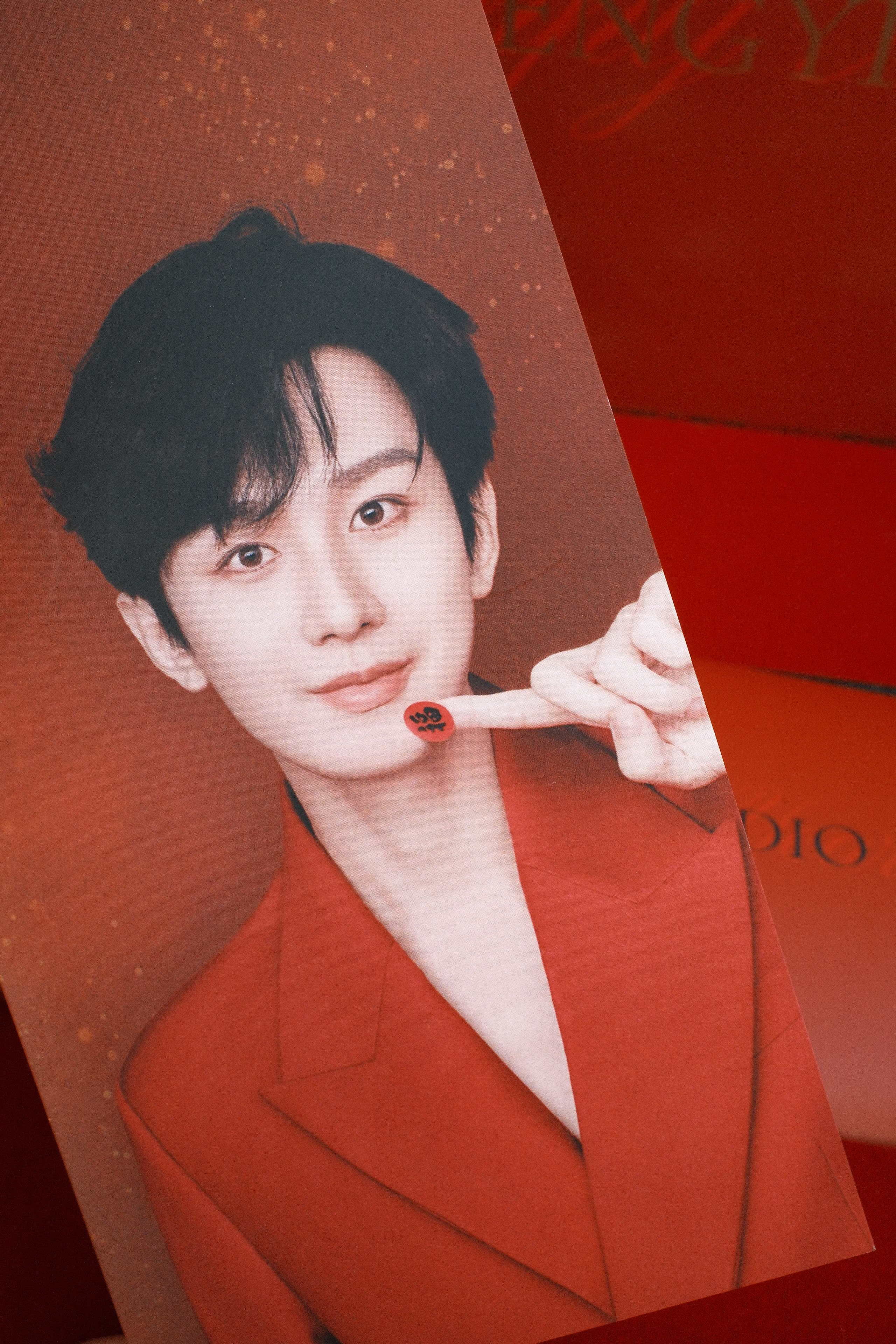 这张好萌 小e给大家送福呢 