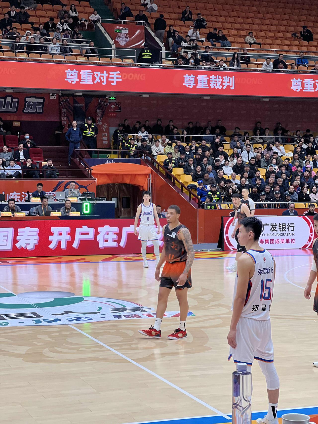 我认真观察了一下山东高速男篮外援约翰逊啊，真的是太能打了。关键是他的这个风格呀，