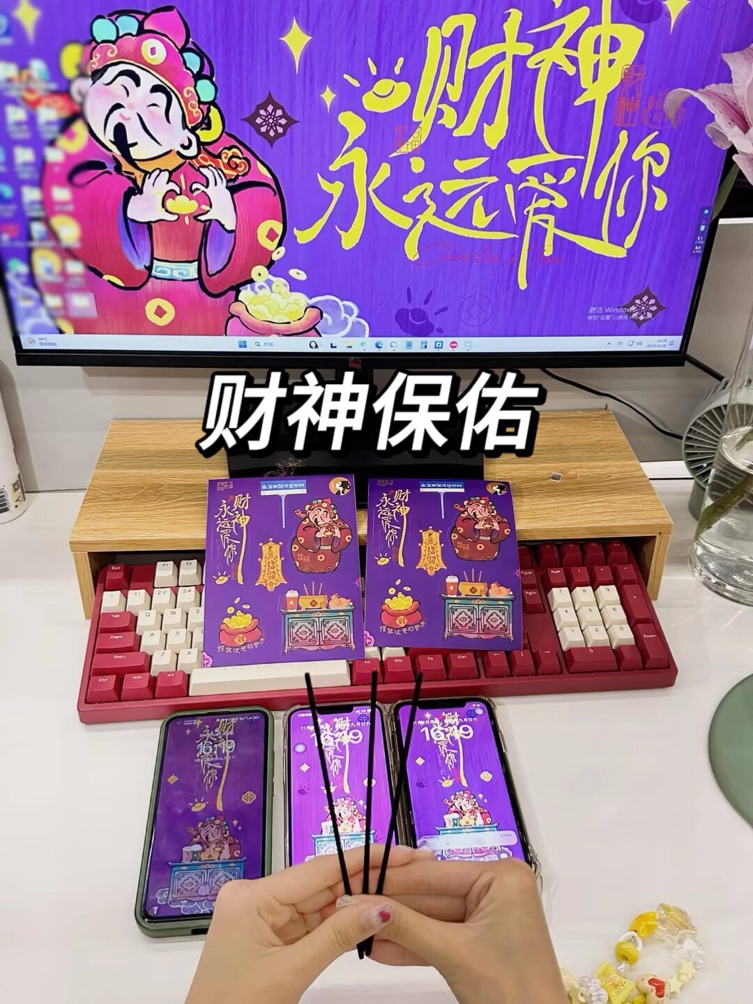 一种很新的祈福方式   越来越多年轻人喜欢去寺庙了，完美说明了年轻人的苦，只有佛