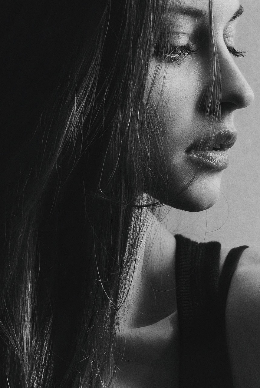 用即梦AI等工具，单人就能输出皮克斯质感的微缩动画。观众在“巨手为小人国浇水驱蛇