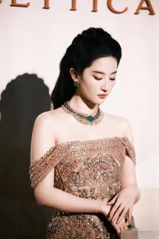 我老公也喜欢刘亦菲，
而且他还说刘亦菲是他的女神，
我问他原因，他说这你就不懂了