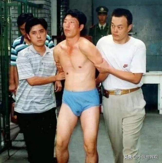 1997年，“悍匪”白宝山被抓捕时非常狼狈，他穿了一件蓝色短头，面色阴沉，眼中含