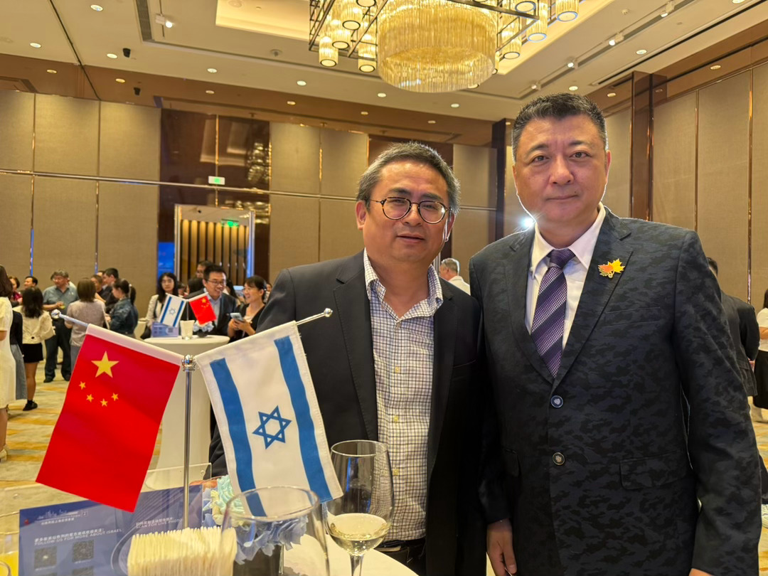 宇树科技机器人也参与了招待酒会的表演，偶遇我们国内AI的头部企业唐总和通信产业的