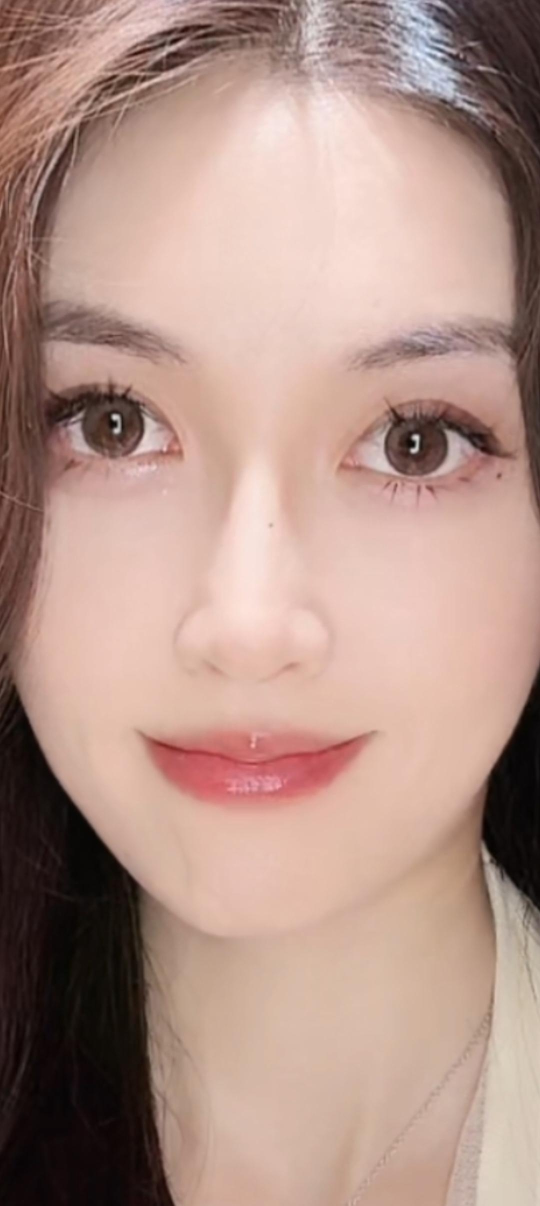 温柔甜美的微笑，散发着温暖的光芒。