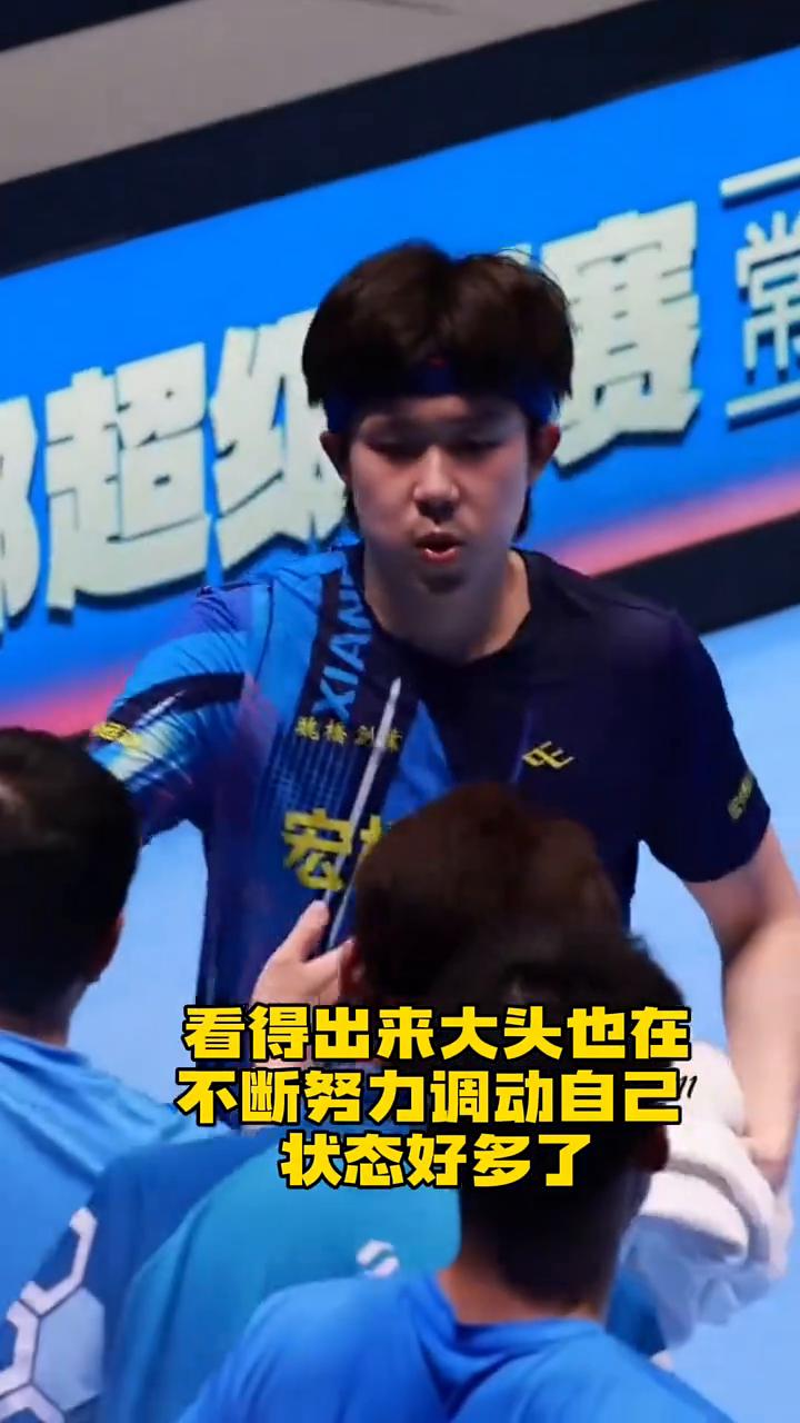 王楚钦2-1战胜向鹏，拿下最后一分高举拳头庆祝，努力为团队凑分。
单打拿下两分，
