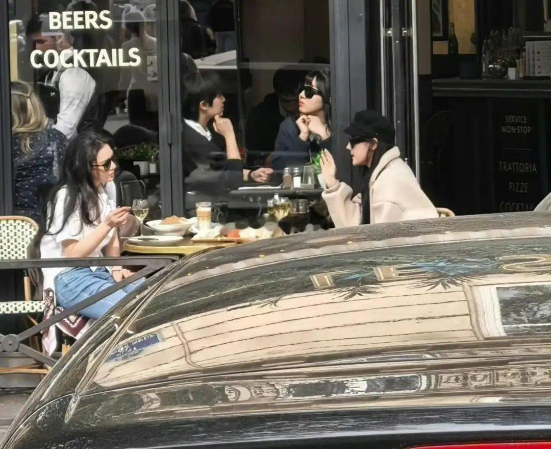 张馨予晒巴黎美照，与迪丽热巴在街头聚餐！暗戳戳的秀友情…… ​​​