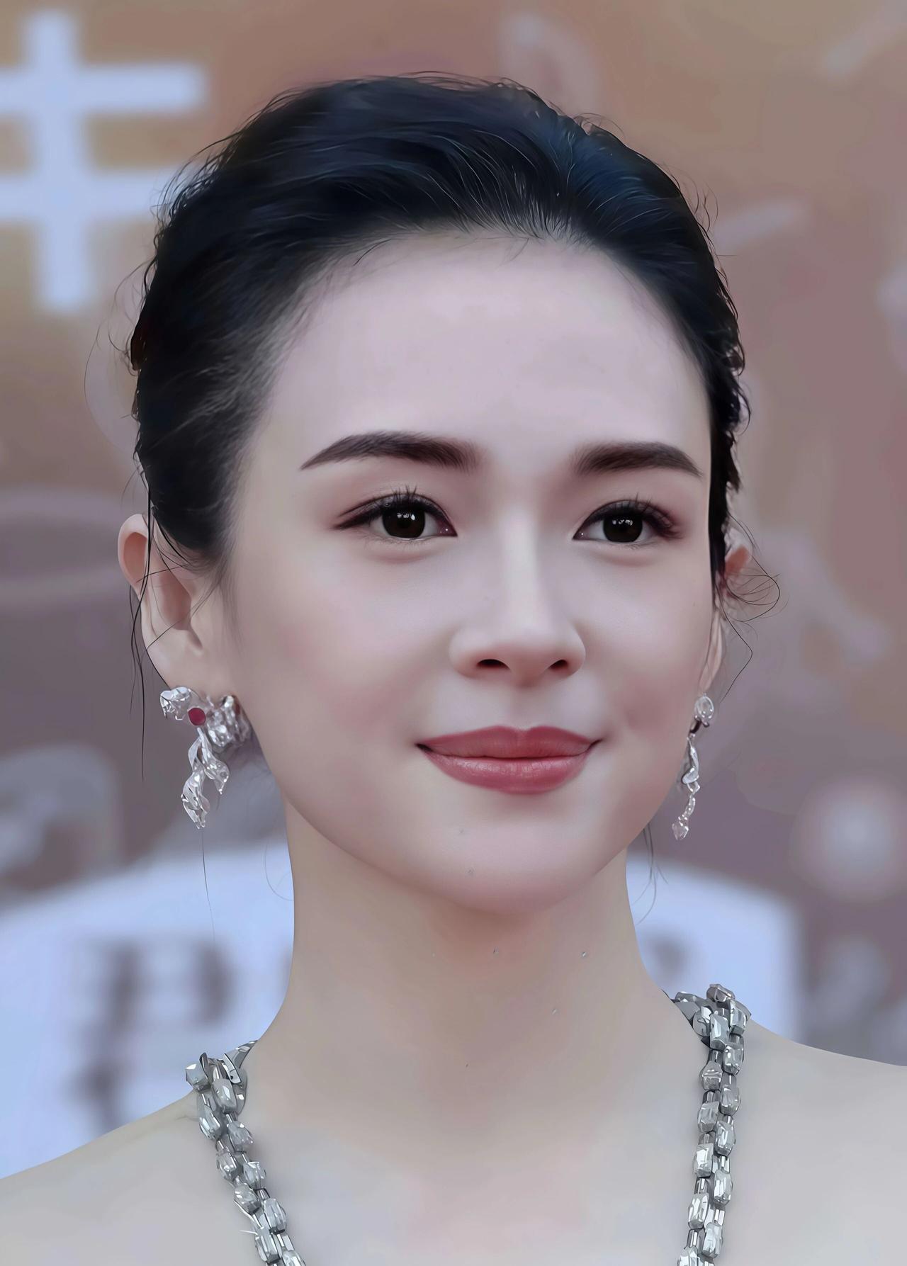 47岁不遮白发，章子怡的底气藏不住了！影后在红毯上总是光鲜亮丽，那是给观众看的戏