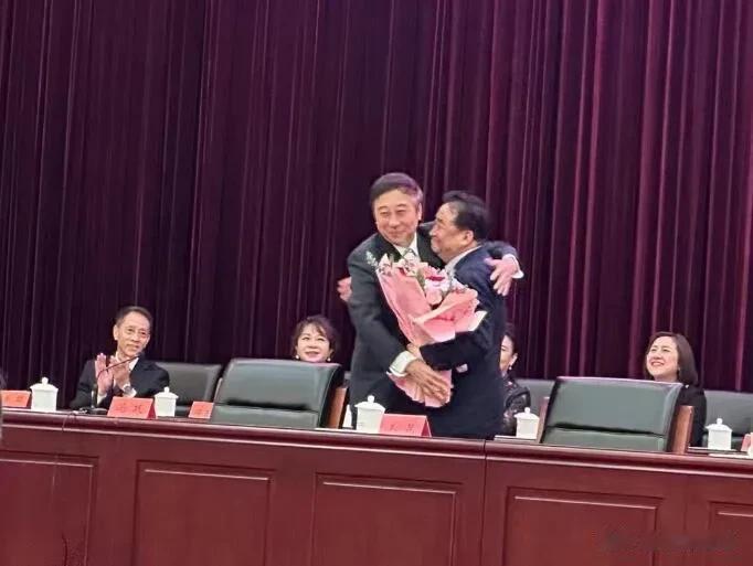 冯巩被选为第九届中国曲艺家协会主席，虽说冯巩还是有些名气的，因为常常上春晚，但要