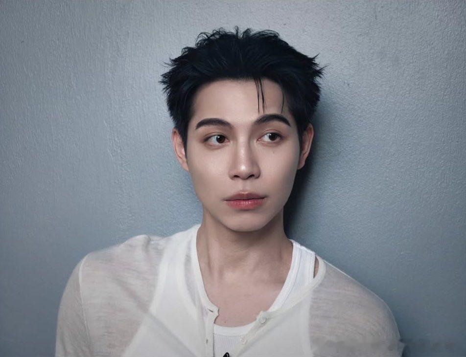 FirstKhaotung 也是没招了，又发现一件男友上衣到底fir有几件衣服糖