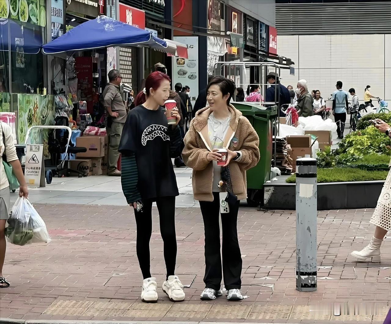 香港的路人都不追星吗？竟然没人要签名 ​​​在香港街头，看着那些行色匆匆的人们，