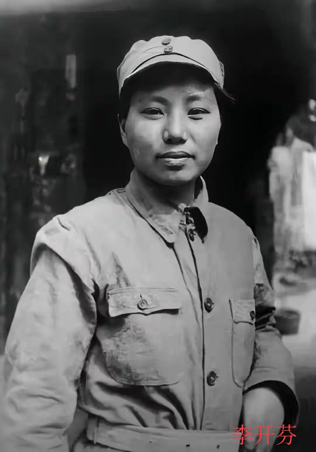 16岁女红军被活埋，黄土埋到胸口，她一滴泪没掉。千钧一发，一匹快马冲来，马上的人