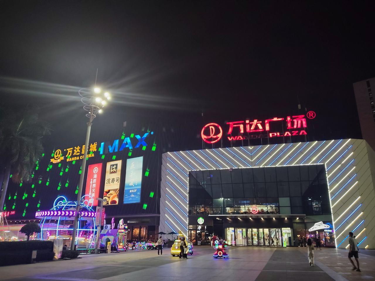 厦门岛内的年轻人似乎真的少了不少！七夕节时，湖里万达都没什么热闹氛围。除了三楼餐