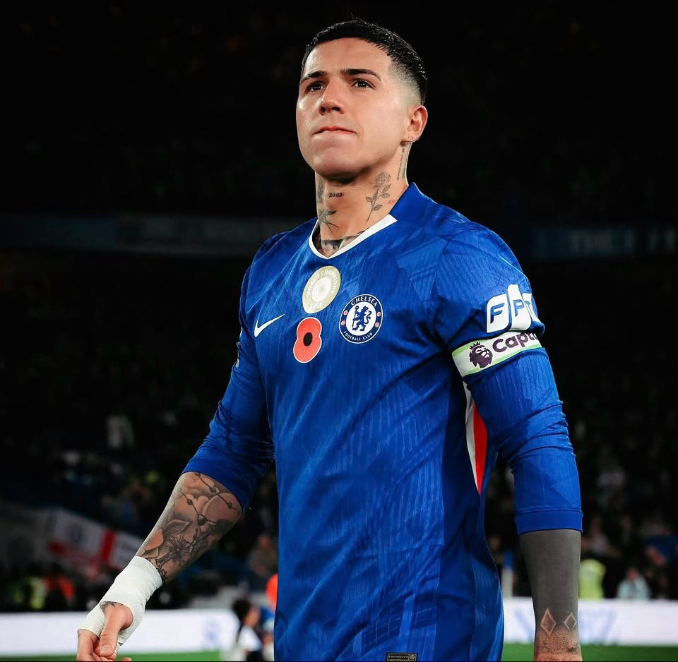 🚨 切尔西教练罗森尼尔表示恩佐不会被剥夺副队长职务：“恩佐仍是领导层的一员”。