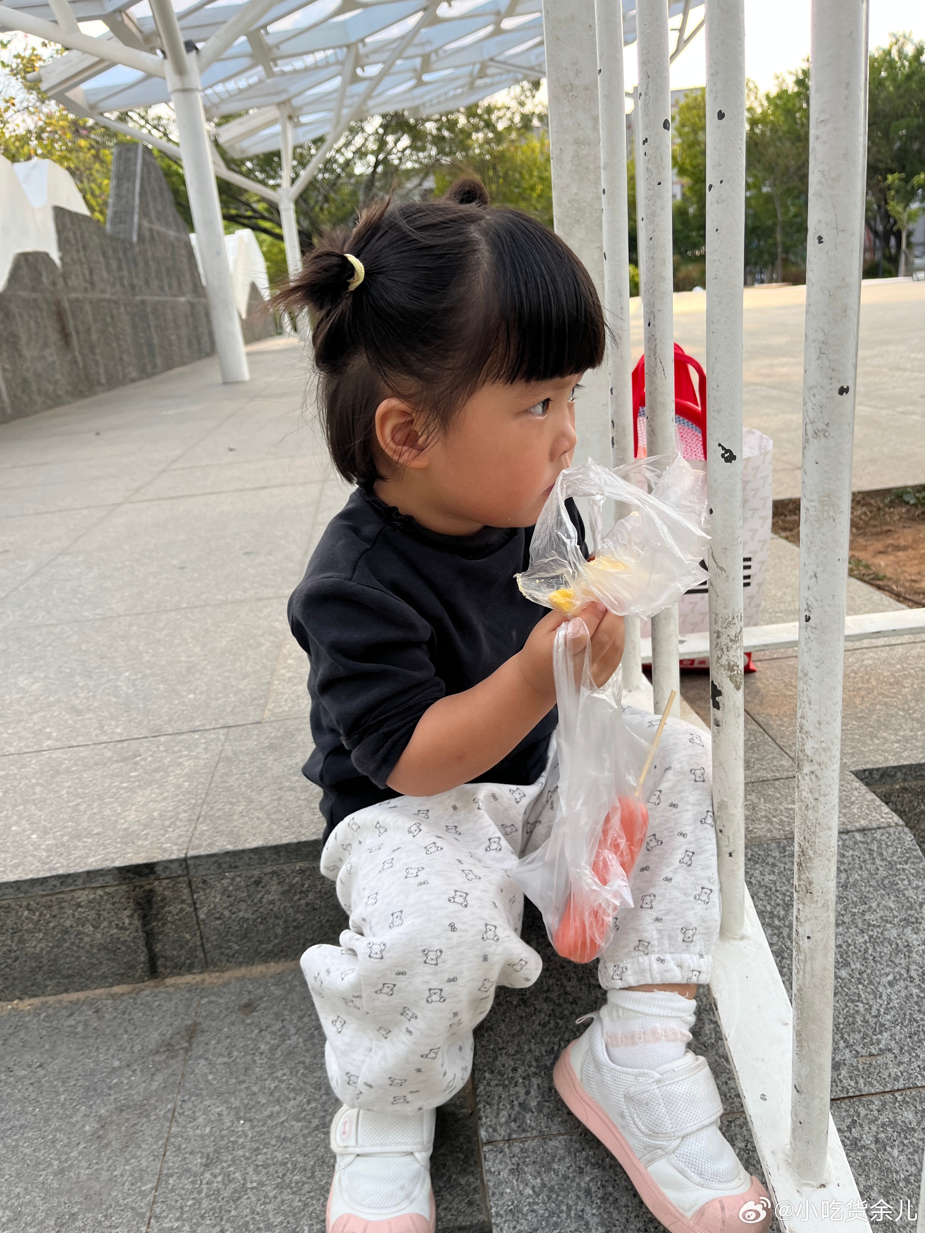 睡过头了，差点忘记去接娃。说肚子饿了，叫我给她买东西给她吃，路过美宜佳，给她买了