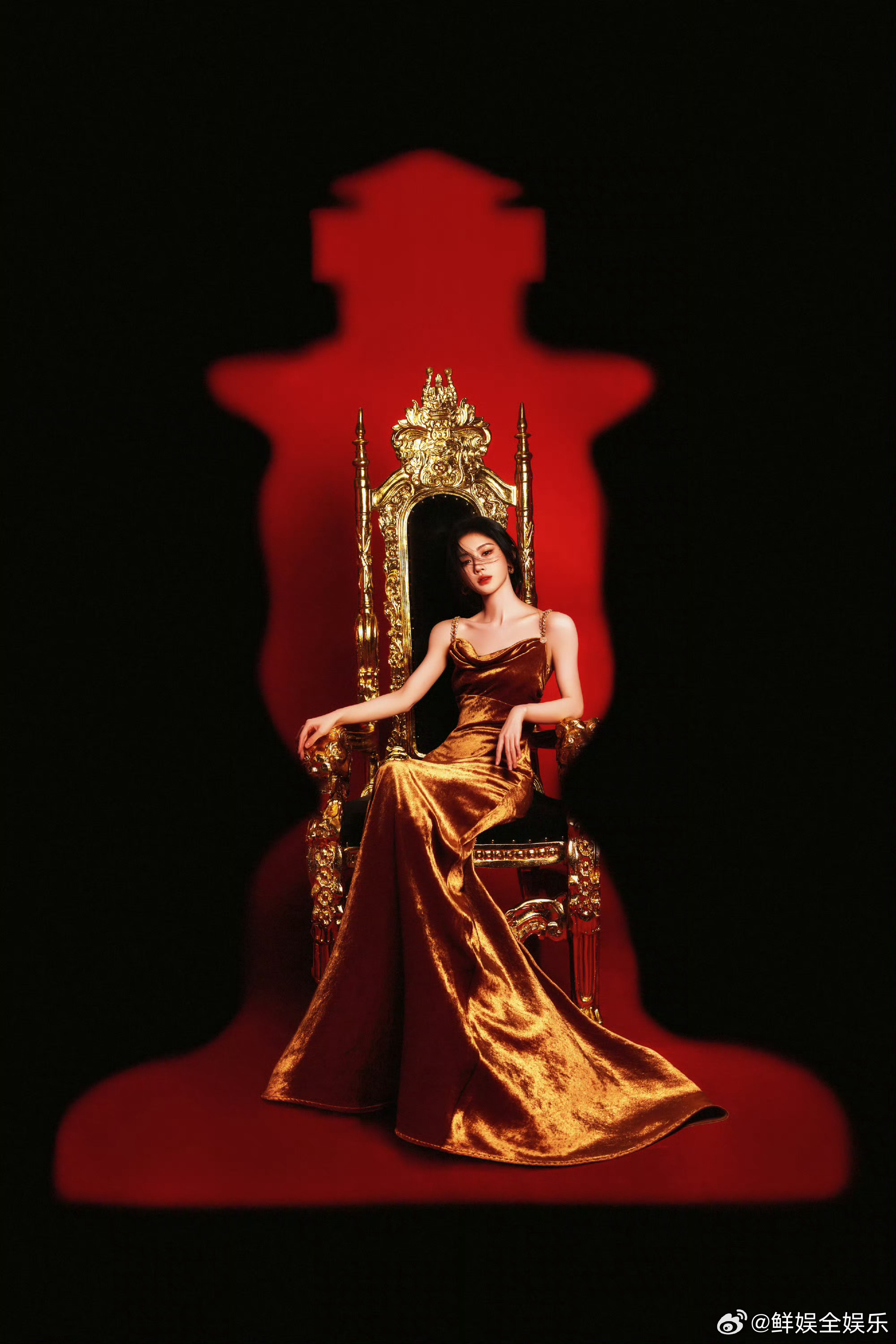 鞠婧祎金色吊带裙造型所有人都进来膜拜这个女王鞠婧祎👸🏻！金色吊带裙气场全开，