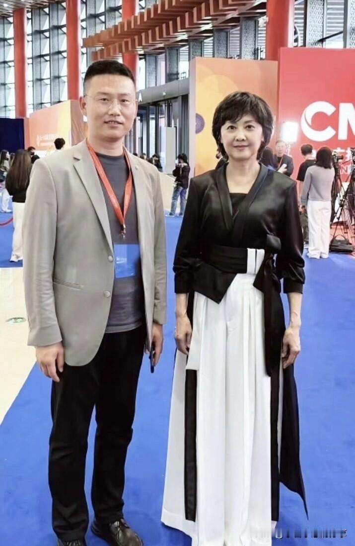 女神还是那么美，优雅大气，即使手上的皮肤那么皱，但这一点也不影响她的美。她的五官