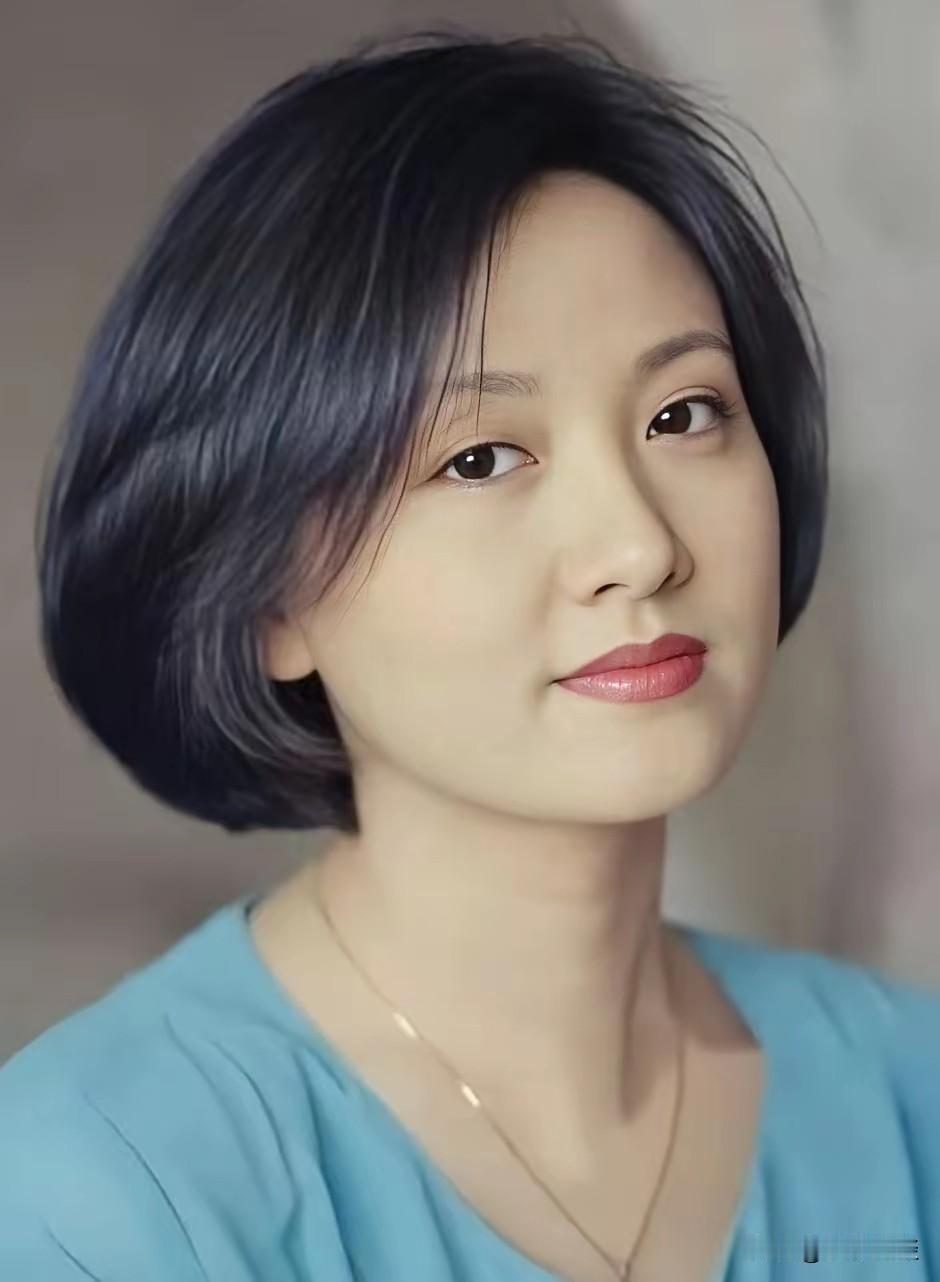谁能想到张国立的爱人颜值这么惊艳！
她就是邓婕，年轻时肤白貌美，容貌出众。
当年
