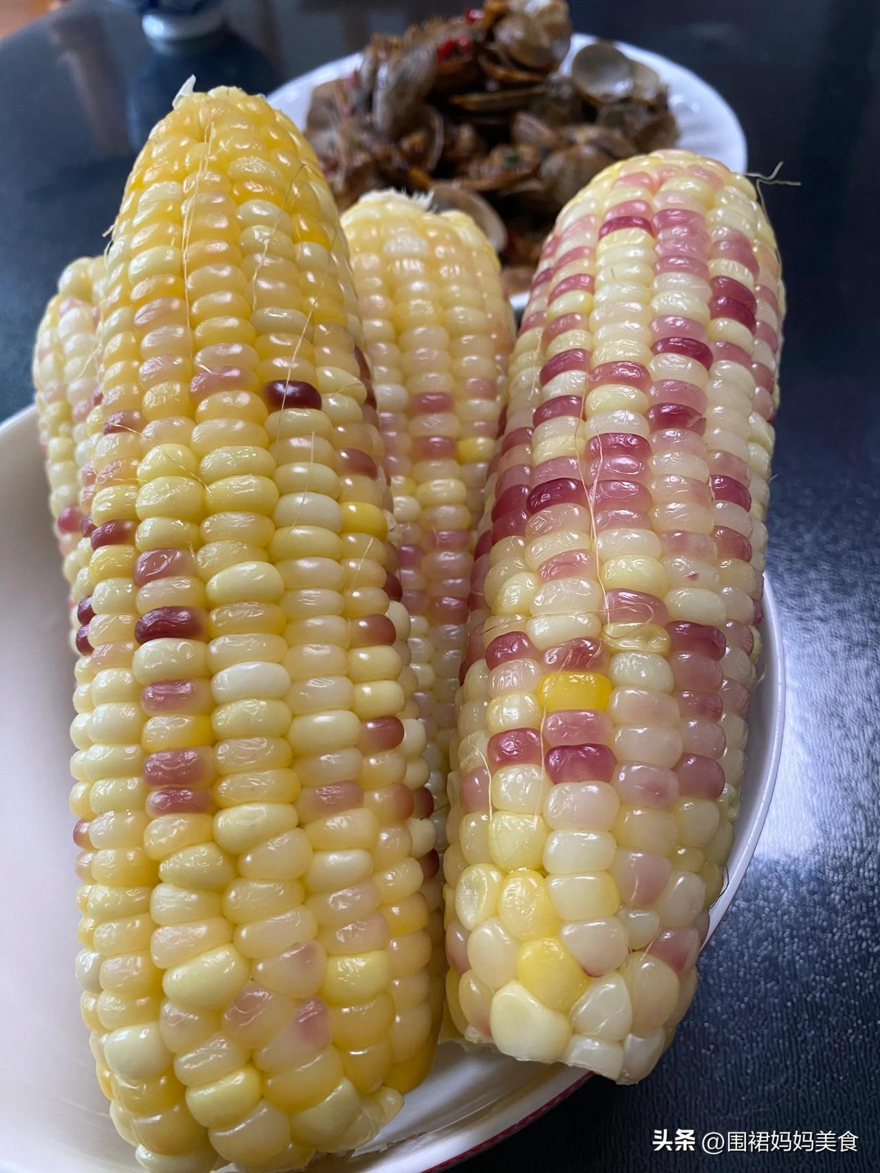 菜市场3元5一斤的玉米，又甜又糯， 买外表可以撕皮的，新鲜又清甜，开水大火蒸15
