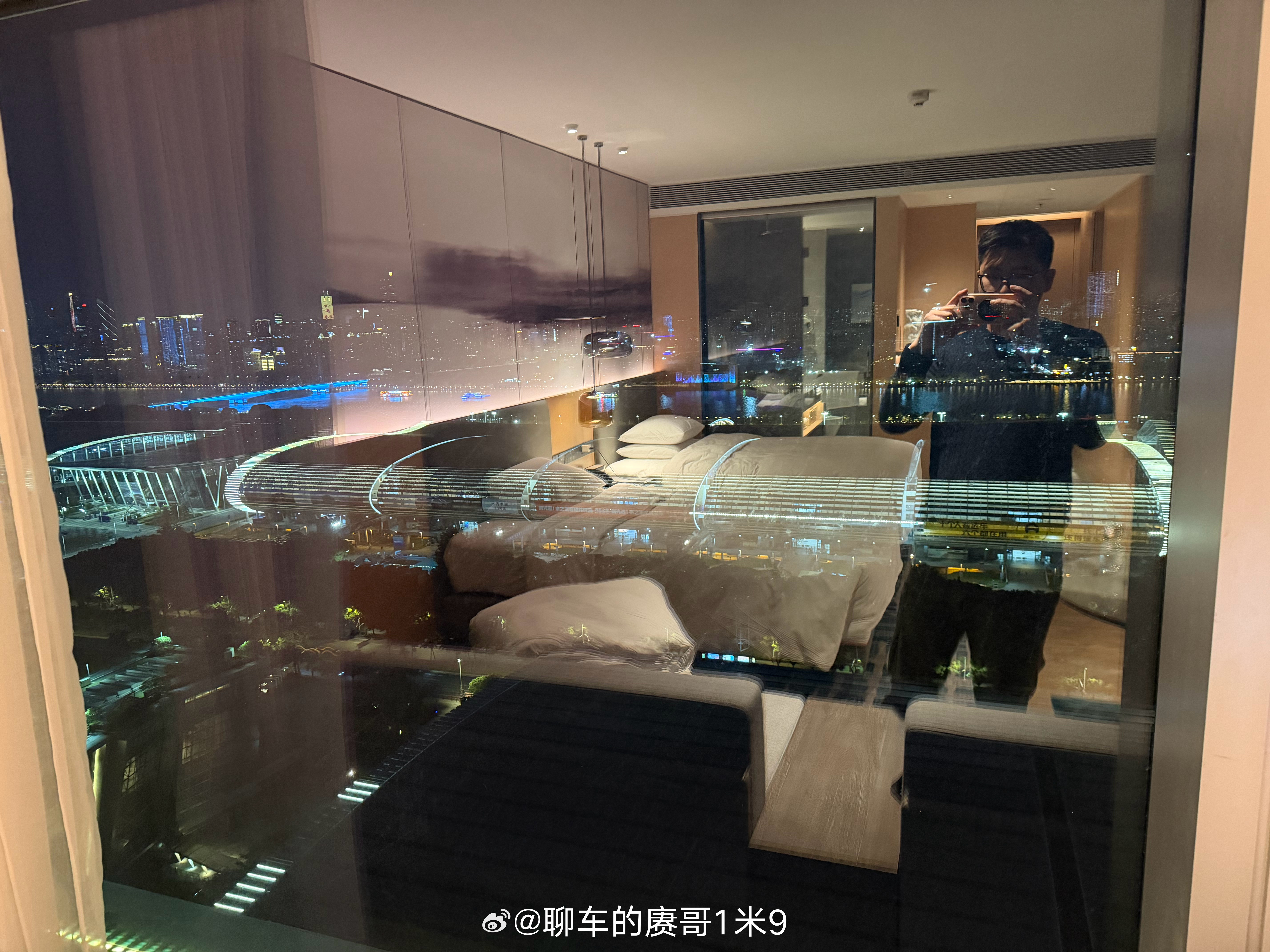 马路对面就是车展展馆之前啥时候住过这么近啊😳