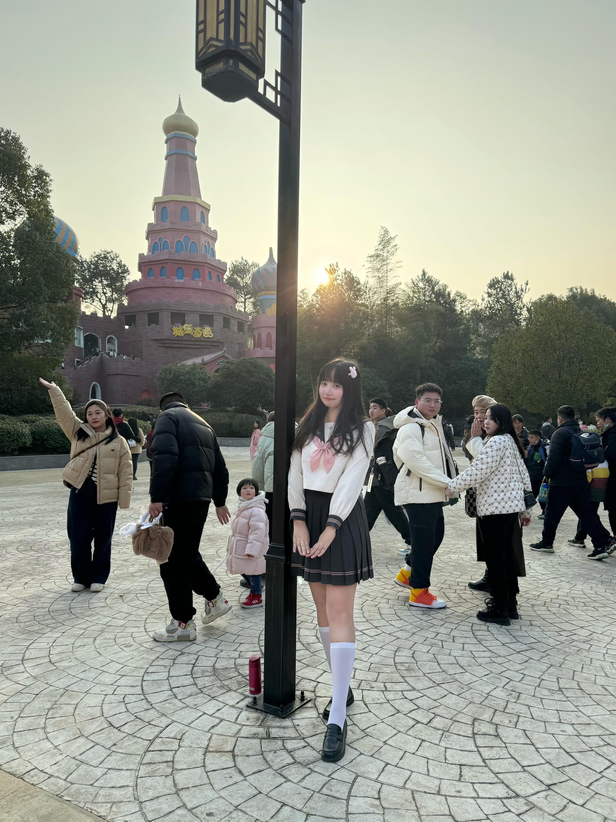 翻出来了前年大冬天的照片。接近零下10度的天气，猜猜路人为什么一直看我😲
