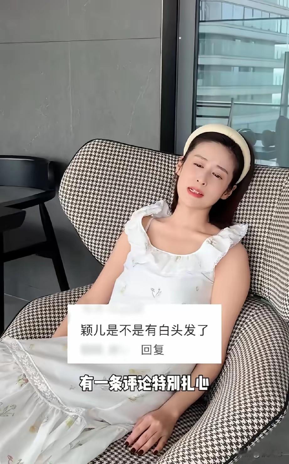 直面白头发，新型养生方法全用上
女儿小月亮刚上小学，老公付辛博更是帅气又多才，能