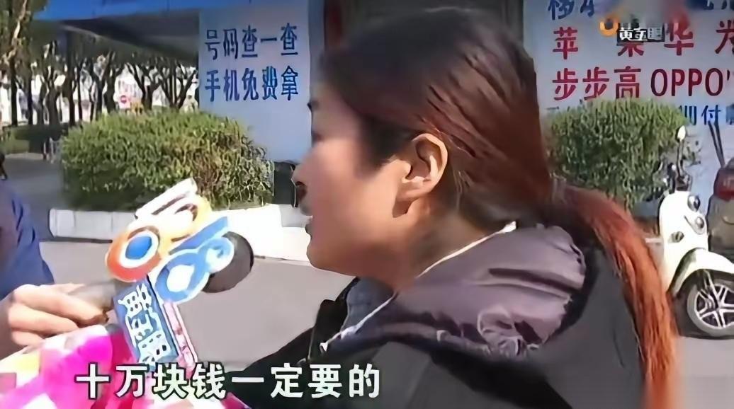 浙江杭州，女子把一只泰迪狗当亲弟弟喂养，最近，狗狗到了发 情期，精力特别旺盛。为