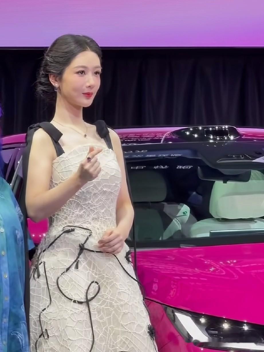 杨紫的颜值在演员当中不是很漂亮的，但是她胜在演技好，在年轻演员当中，她的演技是最