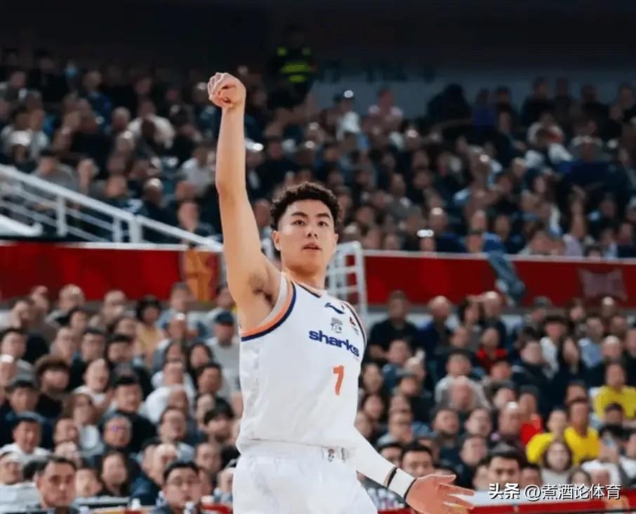 一、先看数据有多夸张（25-26赛季）

	•	李添荣：三分命中率64.1%（场