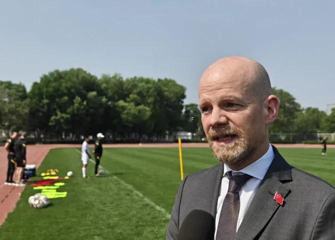 国际足联秘书长马蒂亚斯·格拉夫斯特伦昨日在北京接受采访时表示，希望中国青少年能出