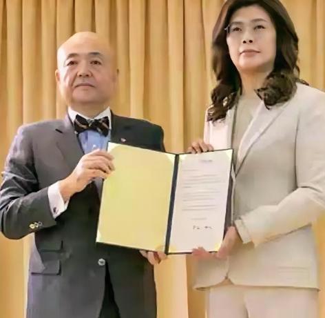 同胞们！
 
请记住这个女人，她在7月31日(731)这天往民族伤疤上“撒了一把