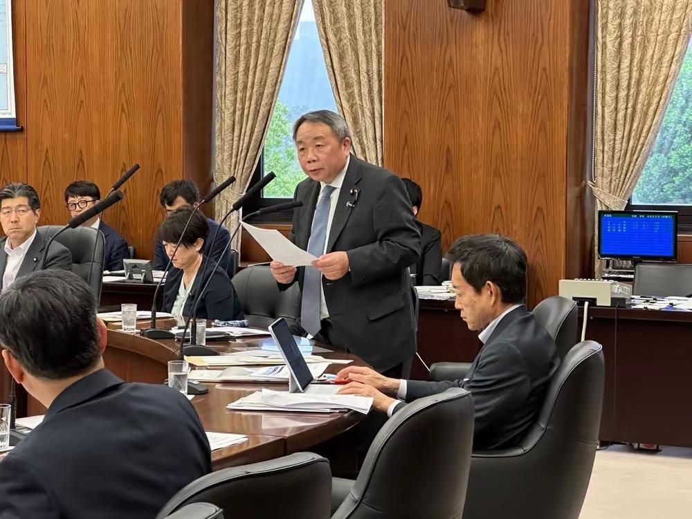 笔者不解！像石平这样的货色，靠咬噬母国核心利益向日本右翼纳投名状，换取政治曝光，