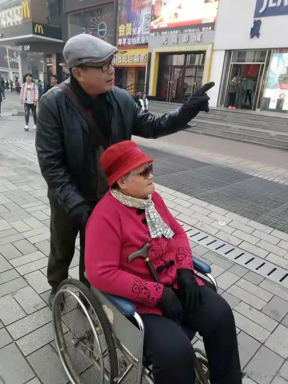 人生路上脚步匆，黄泉快慢不由衷。
古人曾见当空月，今月难照古时翁。
岁月荏苒催人