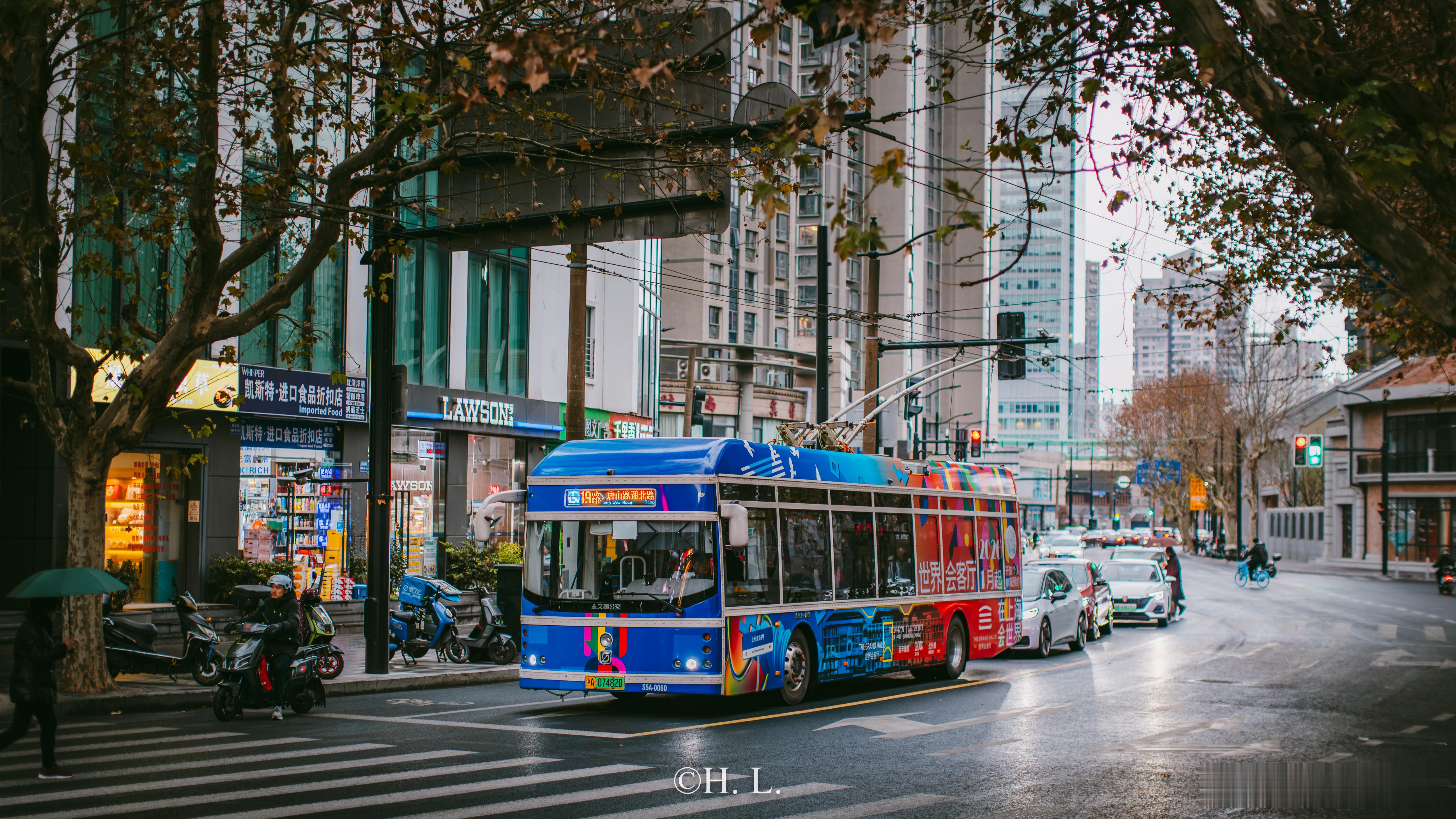 2025年的最后一天，新的全身广告降临19路无轨电车——北外滩世界会客厅。 