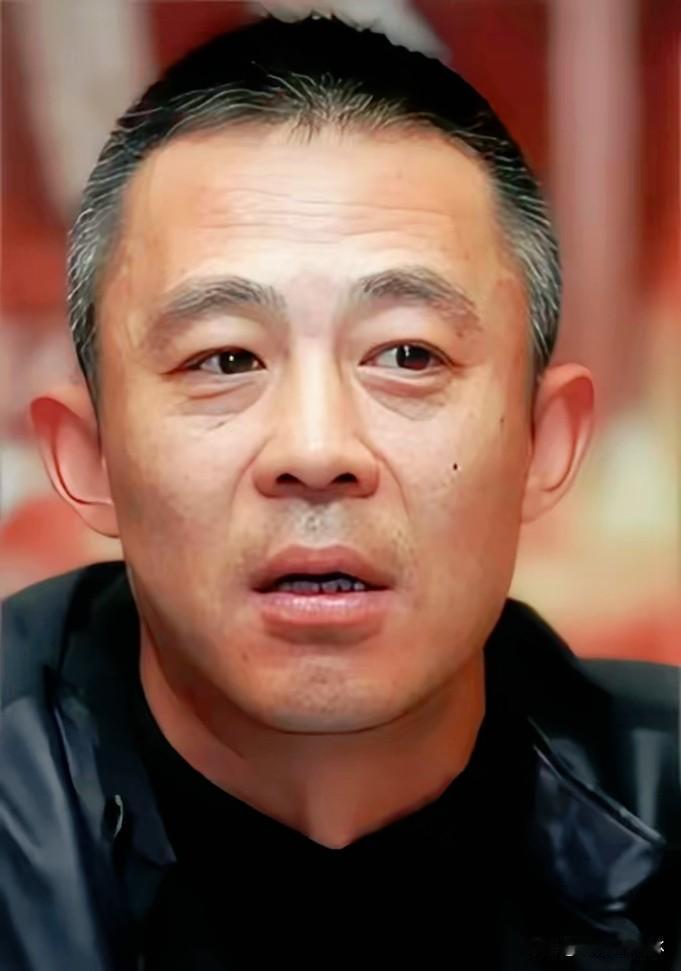 看侯勇这事儿，确实让人挺唏嘘的。58岁又当爹，很多人羡慕他老当益壮，可我看到的却