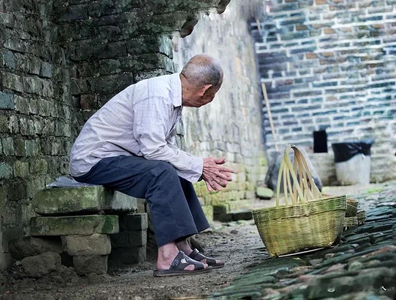 如今的老人，有些极为讨人喜欢，备受尊敬与爱戴，他们和蔼可亲，人人都乐意与他们来往